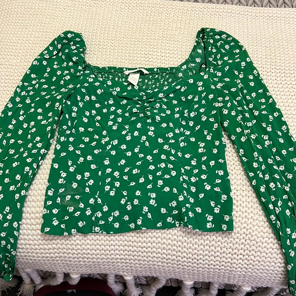 h&m green and white floral top